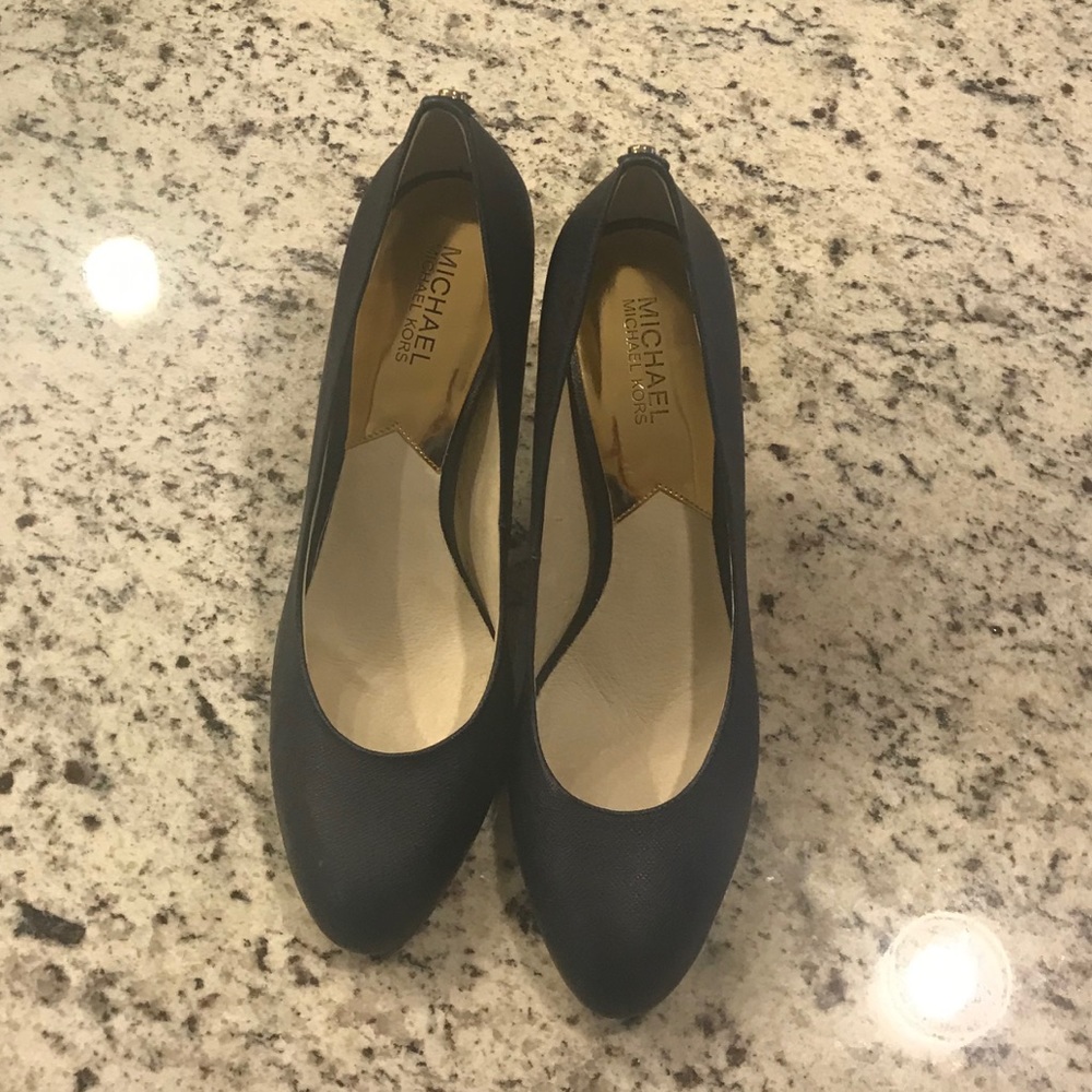 Michael Kors Navy Pump